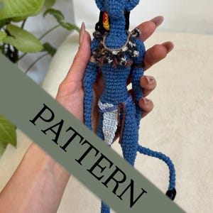 Puede incluir: Una taza de cerámica blanca con un asa negra y el texto "But First, Coffee" en negrita negra. La taza está sobre una superficie de madera. La taza mide aproximadamente 10 cm de alto.