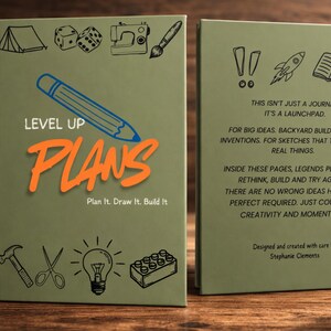 Pode incluir: Um diário verde intitulado "LEVEL UP PLANS" com uma ilustração de lápis azul. A capa apresenta ícones desenhados à mão de uma tenda, dados, uma máquina de costura e muito mais. A contracapa tem texto sobre ideias e criatividade.