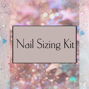 Puede incluir: Un juego de tres tazas de cerámica con un acabado moteado y mate. Las tazas son de color crema, gris claro y gris oscuro. Cada taza tiene un diseño simple y minimalista.