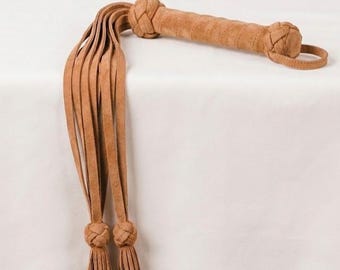 Handgemaakte lichtbruine suède leren flogger - Premium gevlochten handvat met zachte suède bandjes - Unieke zintuiglijke kunst - Hoogwaardig vakmanschapaccessoire