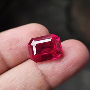 Blood-red Ruby Emerald Cut Gemstone for Ring Size Jewellery Use (14x11x7 mm)