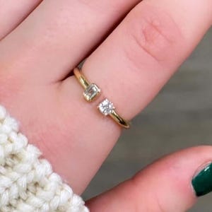Bague Toi Et Moi à ouverture ouverte, sertie d'une délicate émeraude et d'un diamant rond de laboratoire, bague manchette minimaliste à deux pierres empilables, cadeau de promesse pour elle