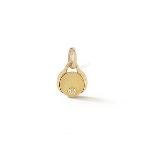 Colgante de disco pequeño de oro con diamante, delicado colgante redondo, colgante minimalista de diamante para collar, joyería apilable, regalo de herencia para ella.