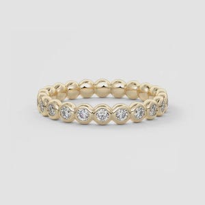 Anillo de aniversario llamativo con diamantes creados en laboratorio de 3 mm, alianza completa de oro con cuentas de caviar, engaste bruñido y textura apilable tipo burbuja.