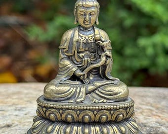 Statua tibetana vintage in ottone di Guanyin, piccola base a loto, altare per meditazione, decorazione da scrivania, statuetta di pace e benedizione.