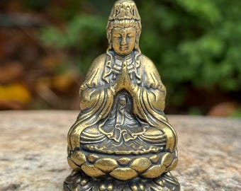 Statuette ornamentali tibetane in ottone raffiguranti la Bodhisattva Guanyin, Dea della Compassione.