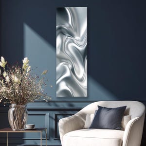 Puede incluir: Una pieza de arte mural rectangular vertical que presenta una superficie de plata metálica con pliegues y curvas fluidas, abstractas y onduladas que crean un juego de luces y sombras de alto contraste sobre el material pulido y liso.