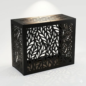 Könnte beinhalten: Eine schwarze dekorative Metallbox mit einem Blattmuster. Die Box hat eine rechteckige Form mit ausgeschnittenen Blattformen an den Seiten, die einen Schatteneffekt erzeugen. Die Oberseite der Box hat horizontale Schlitze.
