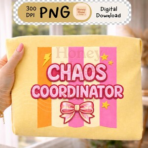 Op de afbeelding: Een geel kussen met de tekst "CHAOS COORDINATOR" in roze, omlijnd in rood. Het ontwerp bevat een strik en sterren, met een bliksemschicht op een gestreepte achtergrond. De afbeelding bevat ook de tekst "PNG" en "Digital Download".