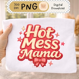 Puede incluir: Una almohada blanca con la frase bordada "Hot Mess Mama" en hilo rojo y crema. El diseño incluye estrellas y un lazo. La imagen también incluye un gráfico de "Descarga digital".