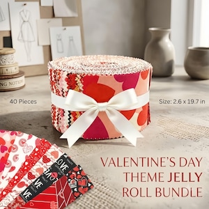 Puede incluir: Un paquete de 40 tiras de tela con temática de San Valentín, que mide 2,6 cm por 19,7 cm. El rollo presenta patrones de corazones y amor en rojo, rosa y blanco, asegurado con un lazo de satén blanco, con tiras sueltas desplegadas.