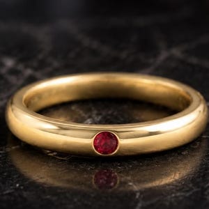 14k Gold Rubin Ring, minimalistische rote Edelstein-Band, zierliche Rubin Stapelring, Juli Birthstone Schmuck, einzigartiger Versprechen Ring, Geschenk für sie