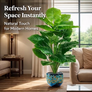 Puede incluir: Una planta artificial grande y frondosa de color verde en una maceta decorativa azul y amarilla con diseño de mosaico. La imagen incluye el texto "Refresh Your Space Instantly" y "Natural Touch for Modern Homes". La planta está en un salón bien iluminado.
