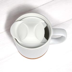 Puede incluir: Un juego de tres tazas de cer&aacute;mica con un acabado mate moteado. Las tazas son de color crema, gris claro y gris oscuro. Cada taza tiene un dise&ntilde;o simple y moderno y un asa redondeada.