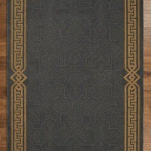 K&ouml;nnte beinhalten: Ein rechteckiger, anthrazitfarbener Teppich mit einem aufwendigen Pr&auml;gemuster. Der Teppich hat einen goldenen Rand mit einem griechischen Schl&uuml;sseldesign und stilisierten Artischockenmotiven an den Ecken. Der Teppich liegt auf einem Holzboden.