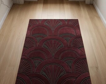 Art Deco Jakobsmuschel Wollteppich | Geometrischer Teppich in Burgunderroter Holzkohle, Handgetuftetes Wohnzimmerdekor