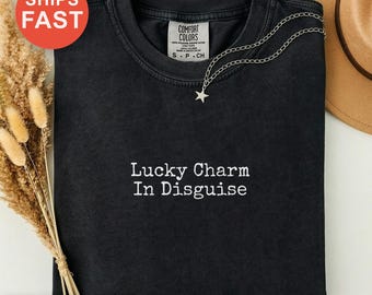 Glücksbringer in Verkleidung Shirt, St. Patricks Day Humor T-Shirt, irisches Glück Geschenk, grünes Klee T-Shirt, lustiges Koboldoberteil, Vater Geschenk