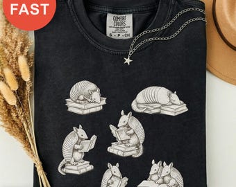 Camiseta de lectura con armadillo caprichoso, camiseta de animales, camiseta para amantes de los libros, top de colores cómodos, entusiasta de la lectura, regalo para amantes de la granja, camiseta estética