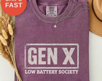 ジェネレーションXシャツ、低バッテリー社会、内向的なユーモアTシャツ、自宅で充電できるギフト、静かな人向けトップス、姉妹へのギフト、コンフォートカラーズTシャツ