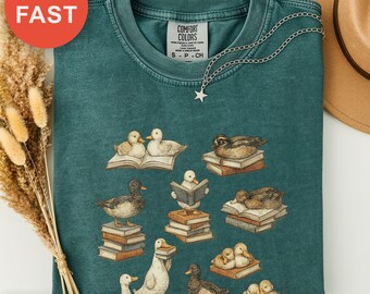 Camiseta Charming Duck Scholars, camiseta para amantes de los libros, libro gráfico de animales, camiseta de animales lectores, ilustración vintage Comfort Colors