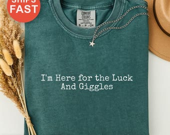Ich bin hier für das Glück und kichert, St. Patrick's Day T-Shirt, irisches Feier Geschenk, glückliches Humor-T-Shirt, grünes Partytop