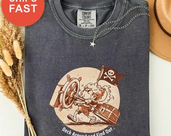 面白い海賊シャツ、デッキを回って見つけよう、コンフォートカラーズTシャツ、姉妹へのギフト、漫画ヴィンテージ、アニメストリートウェア、友達へのギフト