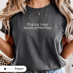 Camiseta divertida para desarrolladores de software, arreglando errores desde ayer, regalo para probadores de control de calidad, camiseta con humor DevOps, regalo para graduados en informática, Comfort Colors