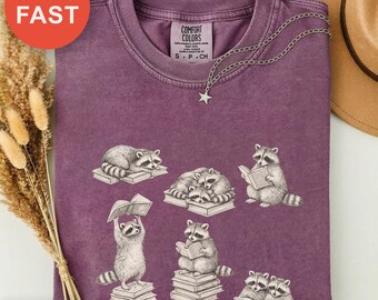 Camiseta de lectura con mapache caprichoso, camiseta estética, camiseta para amantes de los libros, regalo para entusiastas de los animales, regalo vintage para lectores, Comfort Colors