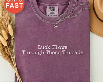 Glück fließt durch diese Fäden Shirt, inspirierendes Geschenk Tee, positive Energie Kleidung, Glücksbringer, Komfort Farben T-Shirt, Bücherwurm Geschenke