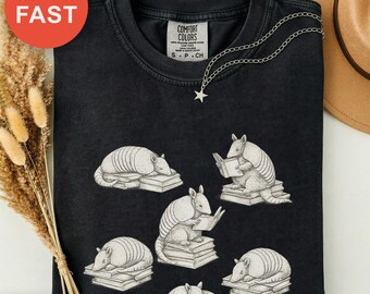 Camiseta de lectura con armadillos originales, regalo para amantes de los libros, camiseta divertida de animales de granja, top de armadillos lectores, camiseta Comfort Colors, regalo literario