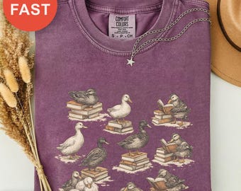 ¡Leer es genial! Camiseta, Camiseta de libros de patos curiosos, Ilustración vintage Comfort Colors, Camiseta de animales literarios, Gatos en la literatura