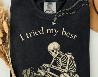 Camiseta con diseño de esqueleto regando plantas, regalo divertido para amantes de las plantas de interior, atuendo para la temporada de Halloween, camiseta gótica para jardineros, para quienes disfrutan de las plantas de interior, humor sobre el autocuidado.
