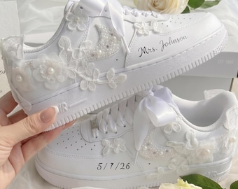 Baskets de mariée perlées, Baskets de mariage personnalisées pour la mariée, Chaussures de mariage blanches personnalisées, Chaussures de réception en dentelle florale, Lacets en ruban de satin