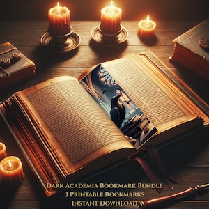 Op de afbeelding: Een open boek met verouderde pagina's, met een illustratie van een raaf, ligt op een houten oppervlak, omringd door brandende kaarsen. De tekst "Dark Academia Bookmark Bundle" is zichtbaar. De scène roept een vintage, gotische esthetiek op.