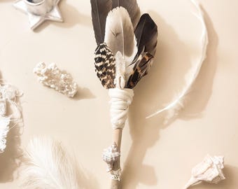 Ręcznie wykonana, autentyczna różdżka rytualna z piórami i muszlami | Oczyszczanie aury duchowej | Święte narzędzie