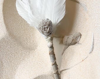 Handgefertigter Ritualstab aus Selenit mit Federn und Muscheln | Spirituelle Reinigung |Authentisches Heiliges Werkzeug