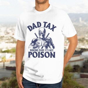 Camiseta retro de Deadpool "Impuesto de papá: asegúrate de que no sea veneno", camiseta divertida para el impuesto de papá, camiseta de Dadpool, camiseta retro para el Día del Padre, regalo para él. imagen 2
