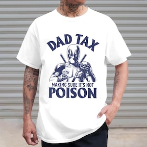 Camiseta retro de Deadpool "Impuesto de papá: asegúrate de que no sea veneno", camiseta divertida para el impuesto de papá, camiseta de Dadpool, camiseta retro para el Día del Padre, regalo para él. imagen 1