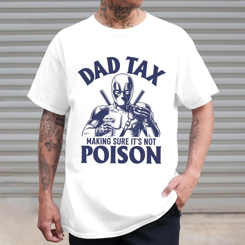 Camiseta retro de Deadpool "Impuesto de papá: asegúrate de que no sea veneno", camiseta divertida para el impuesto de papá, camiseta de Dadpool, camiseta retro para el Día del Padre, regalo para él. imagen 1