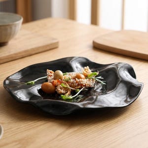 手作りの不規則な形の磁器製サービングプレート、大きなセラミックディナープレート、モダンな手作りプレート、電子レンジとオーブン対応の磁器製皿