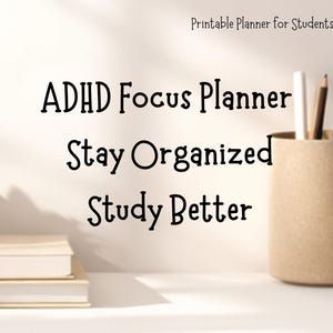 Könnte beinhalten: Ein Planer mit dem Text "ADHD Focus Planner, Stay Organized, Study Better." Links sind eine kleine Topfpflanze und ein Stapel Bücher zu sehen. Rechts befindet sich ein zylindrischer Behälter mit Bleistiften und Stiften. Der Text "Printable Planner for Students" steht oben.