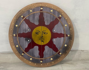 Sonnenschild aus Holz, Wikinger Cosplay, Handbemaltes Gesicht, Messing Akzente, Dark Fantasy Stil