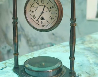 Vintage Messing Hängekompass mit Schiffs Gravur | Maritime Schreibtisch Dekoration
