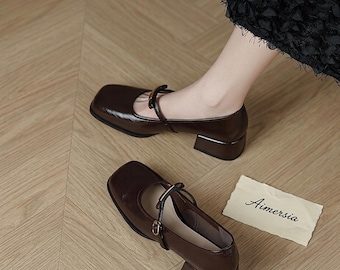 Scarpe décolleté Mary Jane in vera pelle stile francese, con punta quadrata e tacco a blocco, modello vintage.