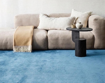 Handgetufteter Wollteppich - Langflor Teppich in himmelblau mit rotem Rand