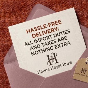 K&ouml;nnte beinhalten: Eine quadratische cremefarbene Karte in einem malvenfarbenen Umschlag mit dem Text HASSLE-FREE DELIVERY: ALL IMPORT DUTIES AND TAXES ARE NOTHING EXTRA und dem Heena Hayat Rugs Logo. Ein kleiner brauner Papieranh&auml;nger mit Logo h&auml;ngt an einer Schnur.