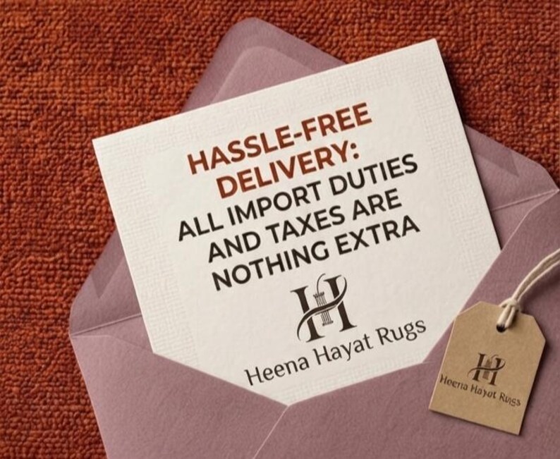 K&ouml;nnte beinhalten: Eine quadratische cremefarbene Karte in einem malvenfarbenen Umschlag mit dem Text HASSLE-FREE DELIVERY: ALL IMPORT DUTIES AND TAXES ARE NOTHING EXTRA und dem Heena Hayat Rugs Logo. Ein kleiner brauner Papieranh&auml;nger mit Logo h&auml;ngt an einer Schnur.