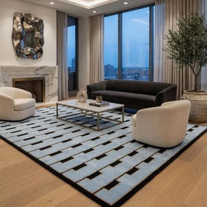 K&ouml;nnte beinhalten: Ein gro&szlig;er rechteckiger Teppich mit einem sich wiederholenden geometrischen Muster aus hellblauen, ineinandergreifenden Formen, die schwarz umrandet sind. Der Teppich liegt auf einem hellen Holzboden unter zwei cremefarbenen Sesseln und einem dunkelgrauen Sofa.