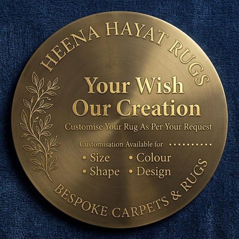 K&ouml;nnte beinhalten: Eine kreisf&ouml;rmige, messingfarbene Metallplakette mit dem eingravierten Text HEENA HAYAT RUGS, Your Wish Our Creation, Customise Your Rug As Per Your Request und Customisation Available for Size, Colour, Shape, Design, Bespoke Carpets & Rugs.