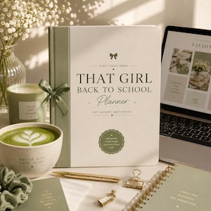 Könnte beinhalten: Ein weiß-grüner Planer mit dem Text "THAT GIRL BACK TO SCHOOL Planner" wird zusammen mit einem Laptop, Matcha Latte und einem goldenen Stift gezeigt. Der Planer hat ein grünes Band und die Worte "Plan, Focus, Grow".